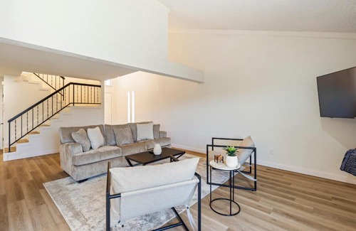 Central Oklahoma City House | Hefner Lake Townhome, trails, restaurants, shopping