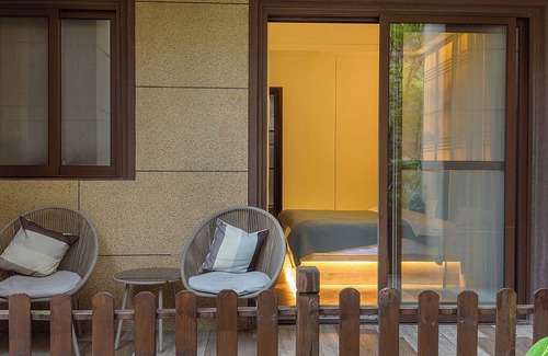Emeishan House | Heinemann Hotel courtyard or terrace king room A108— with a jacuzzi and a local