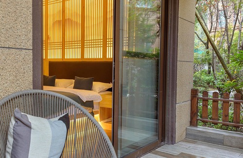 Emeishan House | Heinemann Hotel courtyard or terrace king room A206— with a jacuzzi and a local