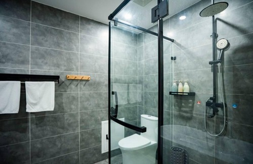 Emeishan House | Heinemann Hotel standard king room Building A— with a jacuzzi and a local