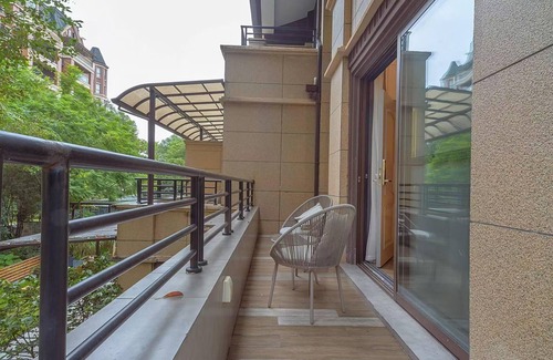 Emeishan House | Heinemann Hotel Terrace Double Room A206 – with Jacuzzi and local amenities