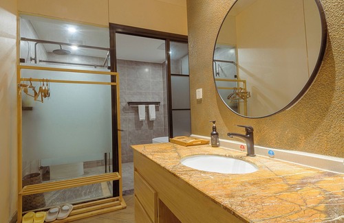 Emeishan House | Heinemann Hotel Terrace Double Room A206 – with Jacuzzi and local amenities