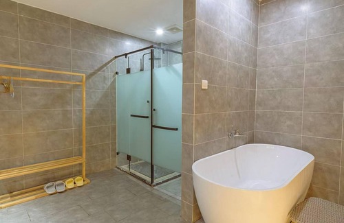 Emeishan House | Heinemann Hotel Terrace Double Room A206 – with Jacuzzi and local amenities