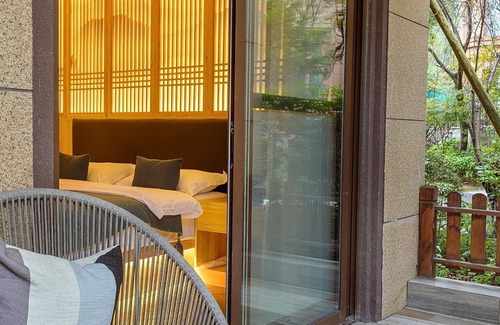 Emeishan House | Heinemann’s Guest House— With Jacuzzi & Local Family vibes