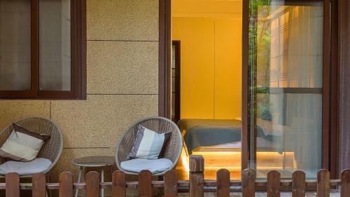 Emeishan House | Heinemanns Guest House With Jacuzzi Local Family vibes