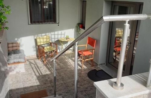 Kropia Apartment | Helen's cozy studio (close to the airport)