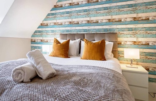 Wolverton House | Heliodoor Apartments 5-Bedroom House Near M1 J14