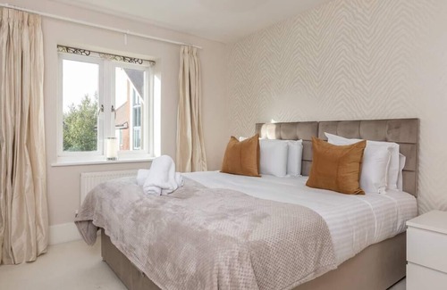 Wolverton House | Heliodoor Apartments 5-Bedroom House Near M1 J14