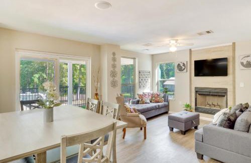 Geneva Apartment | Hemphill Vacation Rental with Pool, Walk to Lake!