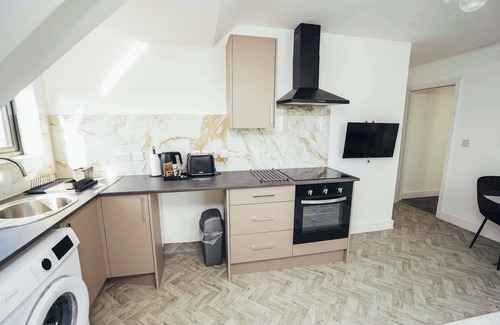 Barrow-on-Trent Apartment | Hen & Chickens Luxury Apt Free Parking | By DerBnB