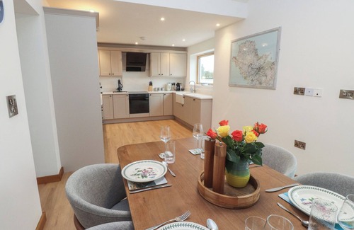 Holyhead Cottage | HEN PENMYNYDD, family friendly, with hot tub in Llanfachraeth