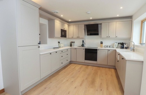 Holyhead Cottage | HEN PENMYNYDD, family friendly, with hot tub in Llanfachraeth