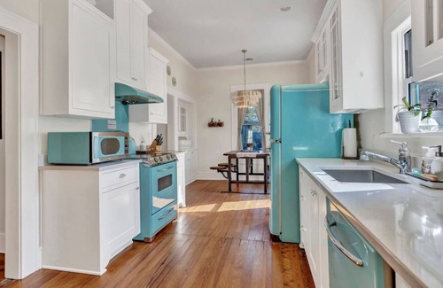 Fredericksburg House | “Henry’s Haus” | Walk to Main | Pet Friendly!