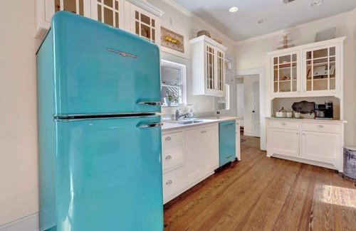 Fredericksburg House | “Henry’s Haus” | Walk to Main | Pet Friendly!