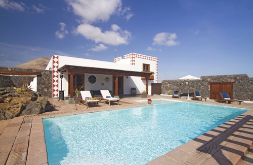 Tias Cottage | Hero luxury country house