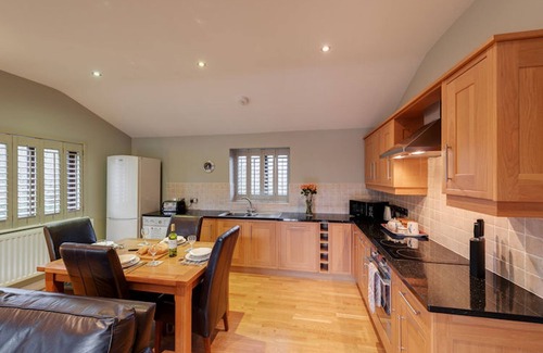 Exeter Cabin | Heron Lodge, South View Lodges - a lodge that sleeps 4 guests in 2 bedrooms