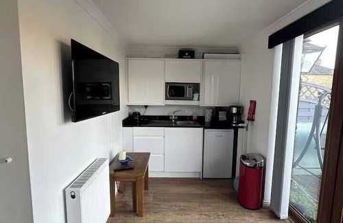 Hertford Apartment | Hertford - Sleeps 2 - 92 Walking Score - Garden