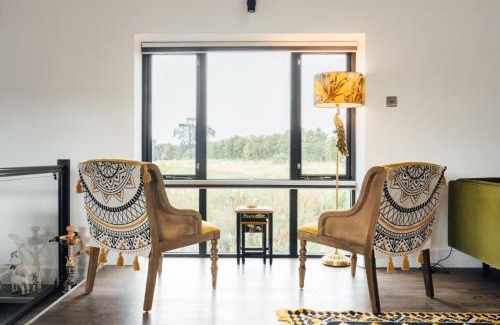 Hemel Hempstead Villa | Herts Haven, Luxury 2 Bedroom En Suite Barn With Beautiful Views, Free Parking, PS5 & More!