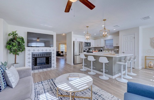 Willow Run House | Hestia: 5BR/3BA | Sleeps 12 Near Domain