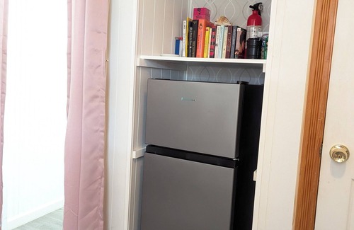 Kitty Hawk Apartment | HEY, GET A ROOM! Couples Getaway : Bikes, beach chairs, umbrella :Central locale