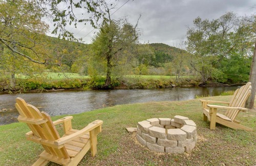 Hiawassee House | Hiawassee Riverfront Cabin 7 Mi to Lake Chatuge!