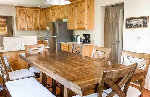 Arnold Cabin | Hibernation station Peaceful Cabin Retreat - Fireplace, Hiking, blue lake spring