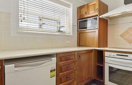 Maloneys Beach House | Hibiscus Close Beach Front Living