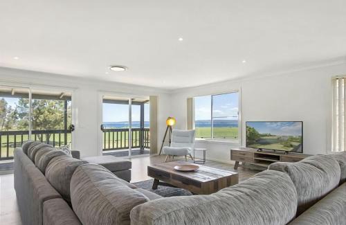 Maloneys Beach House | Hibiscus Close Beach Front Living