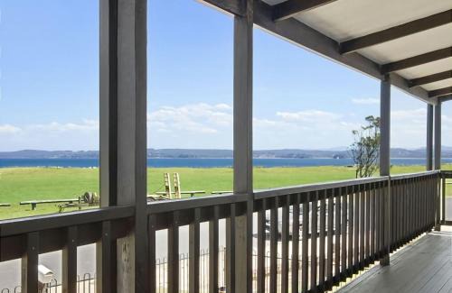 Maloneys Beach House | Hibiscus Close Beach Front Living