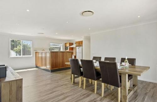 Maloneys Beach House | Hibiscus Close Beach Front Living