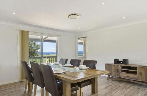 Maloneys Beach House | Hibiscus Close Beach Front Living