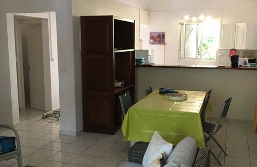 L'Houezel House | HIBISCUS HOUSE 2 LARGE BEDROOMS