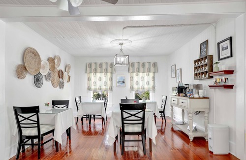 Fort Myers River District House | Hibiscus House Bed Breakfast Inn Turtle Room Bed-ada