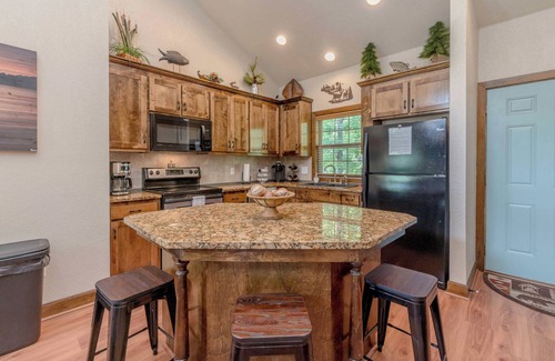 Hollister Cabin | Hickory Hideaway - Communal Pool Access