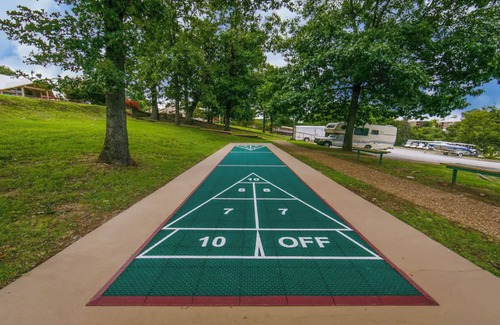 Branson Condo | HICV Holiday Hills Resort 1br suite Sunday check-in