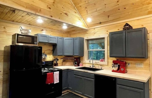 Primrose Cabin | Hidden 3BR 2BA w/King Bed in Heart of RRG!