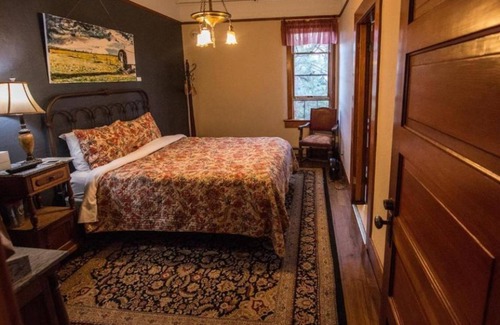 Dufur House | Hidden Gem! 3 Units, On-site Restaurant and Bar, Onsite Parking for Free!