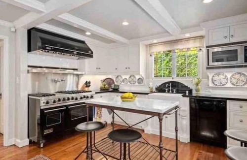 Oak Park House | Hidden gem in centrally located Santa Barbara