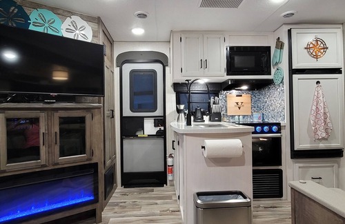 Key Largo RV Rental | Hidden gem in Key Largo, bunk room, outdoor kitchen, 2 pools, laundry, 2 beaches