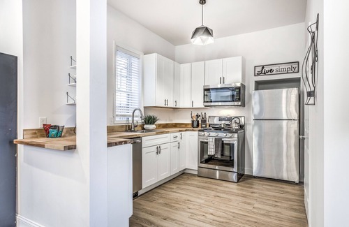 Central West End Apartment | Hidden Gem | JZ Vacation Rentals