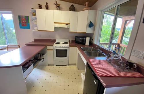 Ashton Creek Cabin | Hidden Gem Oasis nA peaceful, beautiful spot on the Shuswap River, pet-friendly,