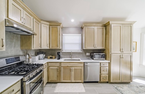 Corinth House | Hidden Gem with king beds, backyard shaded oasis