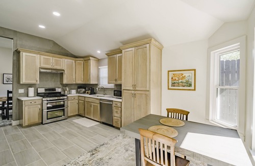 Corinth House | Hidden Gem with king beds, backyard shaded oasis