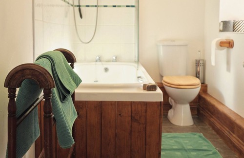 Lydney Cottage | Hidden lakeside gem in the Forest of Dean
