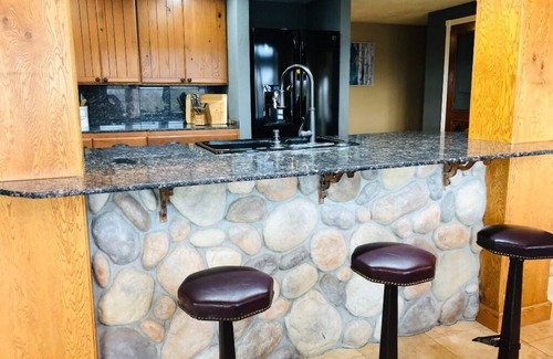 Stratford House | Hidden Meadow Vacation Retreat