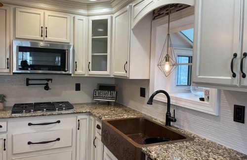 Radcliff House | Hidden Oasis: 3BR Retreat | 2 King Beds | Sleeps 9 | Sunroom | Fire Pit