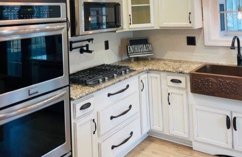 Radcliff House | Hidden Oasis: 3BR Retreat | 2 King Beds | Sleeps 9 | Sunroom | Fire Pit