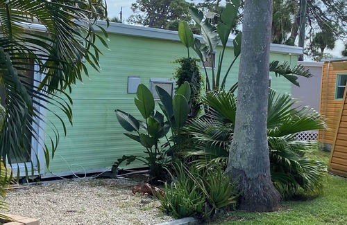 Englewood House | Hidden Oceanfront Seasonal Gem !! Keep your Boat right outside your door!