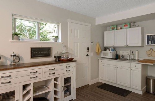 Metchosin Apartment | Hidden Pond Gong Suite - Luxury , Pet Friendly, with Hot Tub and Private Beach