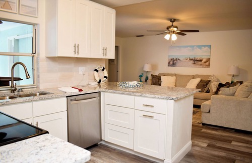 Palma Sola House | Hidden Retreat~heated pool/spa minutes to beaches and IMG Academy *NEW LISTING*n